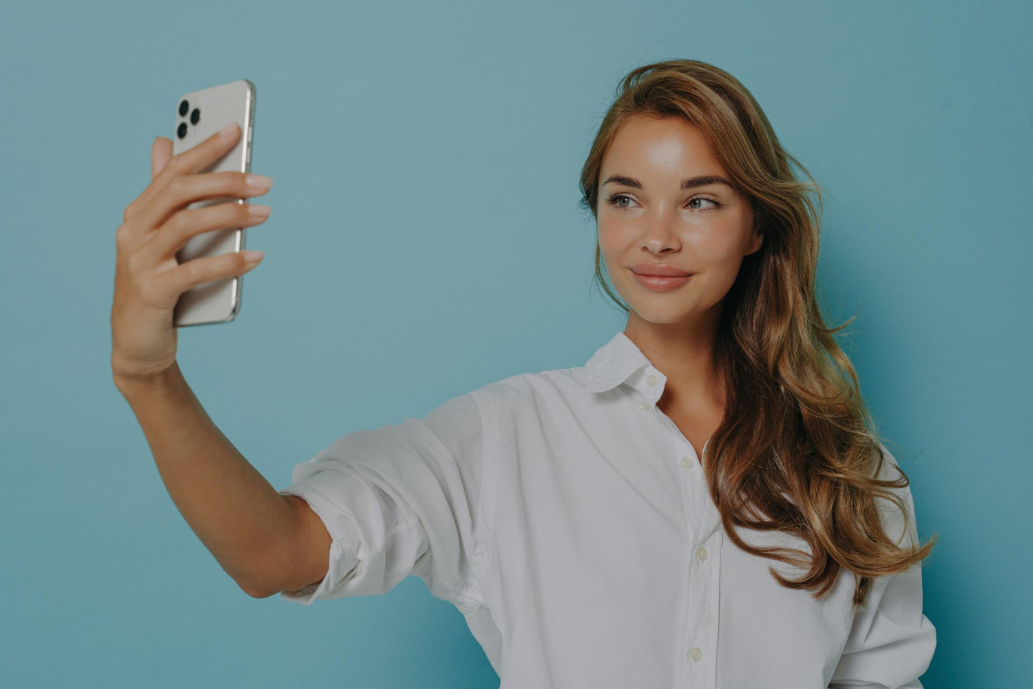 gadis mengambil selfie